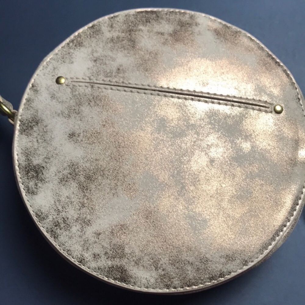 NWT Gold Metallic Crossbody Circle Purse - Picture 4 of 8